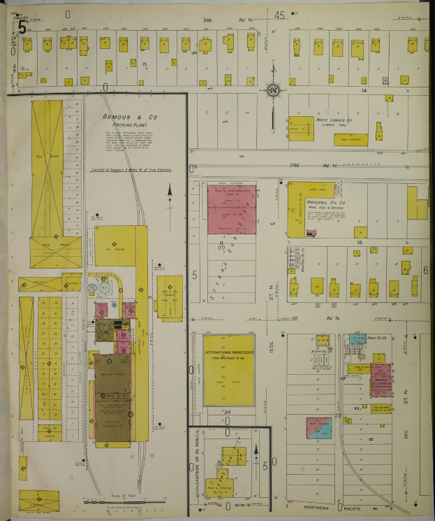 Offenes Buch zeigt detaillierte Stadtkarte mit beschrifteten Straßen, Gebäuden und Sehenswürdigkeiten, begleitet von Text mit zusätzlichen Informationen zur Stadt.
