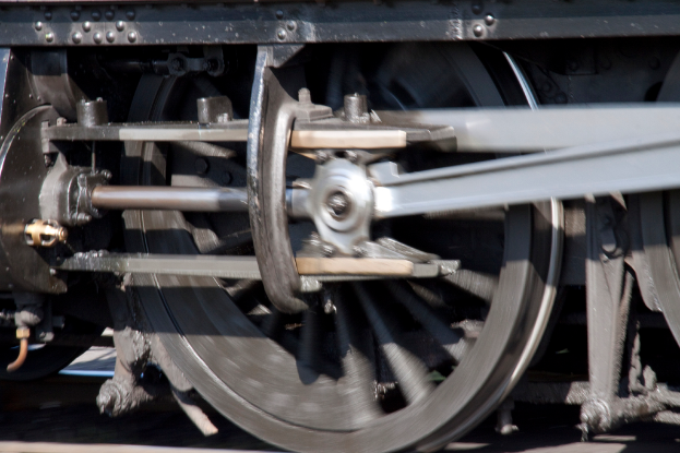 Eine Nahaufnahme eines Zugrads, das die Lauffläche und den Flansch zeigt.