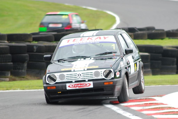 Mehrere Reifen und Autos sind in der Mitte des Bildes zu sehen.