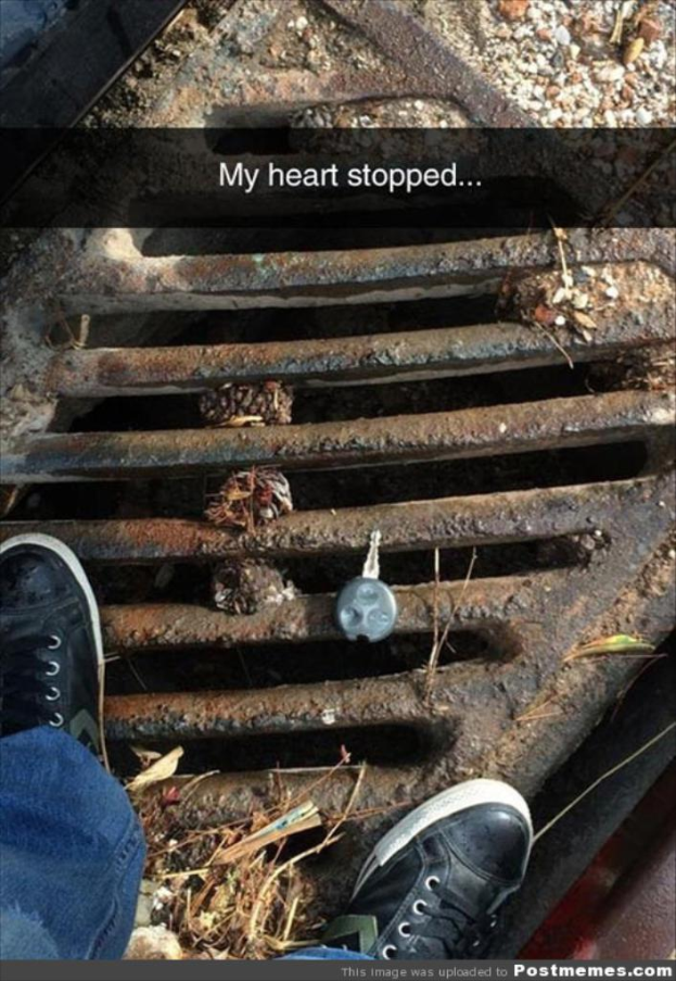 Eine Person steht auf einer Gullyabdeckung mit einem Schlüssel darauf, und der Text "Mein Herz blieb stehen" ist daneben geschrieben.