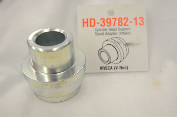 Ein Metallobjekt mit der Bezeichnung "HD 397 82 13 Zylinderkopfstütze Standadapter Ansaugung."