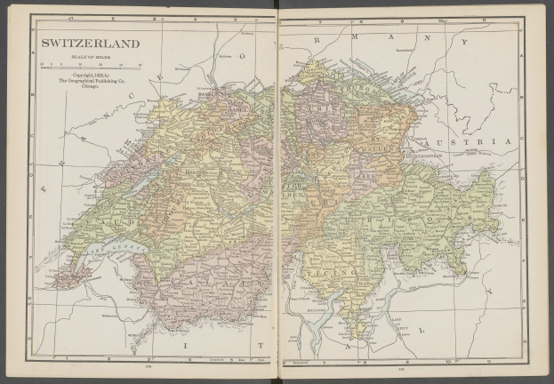 Offenes Buch mit detaillierter Karte von Schweiz mit sichtbaren Kantonen und Städten, begleitet von Erklärungstext.