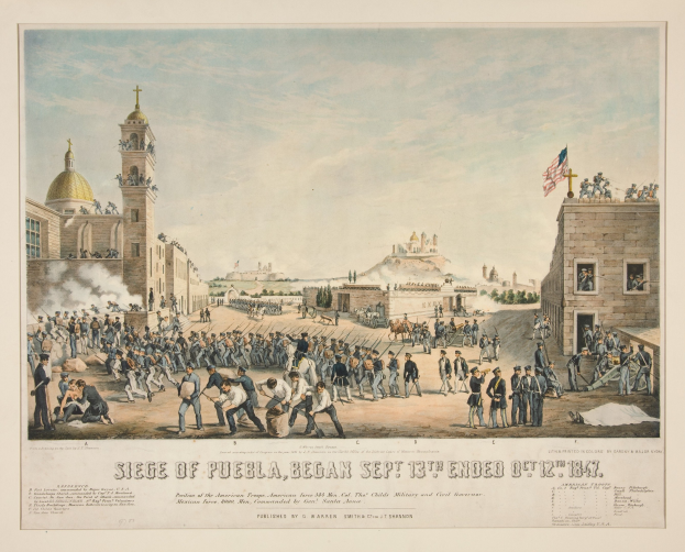 Gruppe bewaffneter Individuals steht vor einem Gebäude mit einer Fahnenstange, Bäumen und einem bewölkten Himmel, mit Text unten lesend "Belagerung von Puebla, 13. September 1863"