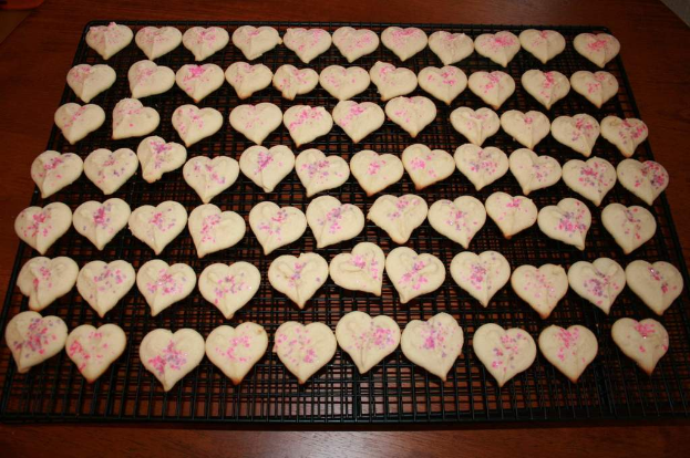 Cookies auf einem Grill, der auf dem Boden steht und offenbar in einem Saal zu sehen ist.