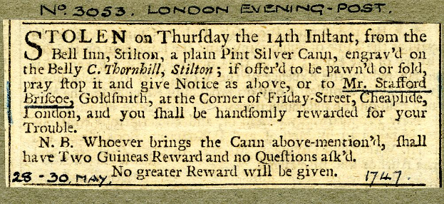 Eine Schwarz-Weiß-Postkarte mit dem Bild eines Mannes und einem Text über einen gestohlenen Silberkrug aus dem Bell Inn in Stilton.