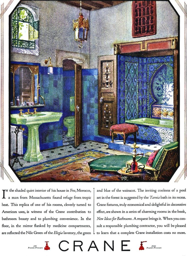 Ein Badezimmerszenario mit Waschbecken, Wasserhahn, Spiegel, Lampe, Fenster, Tür, WC, Hocker, Stuhl, Badewanne und einem Teppich, dargestellt in einer Buchillustration mit gedrucktem Text.