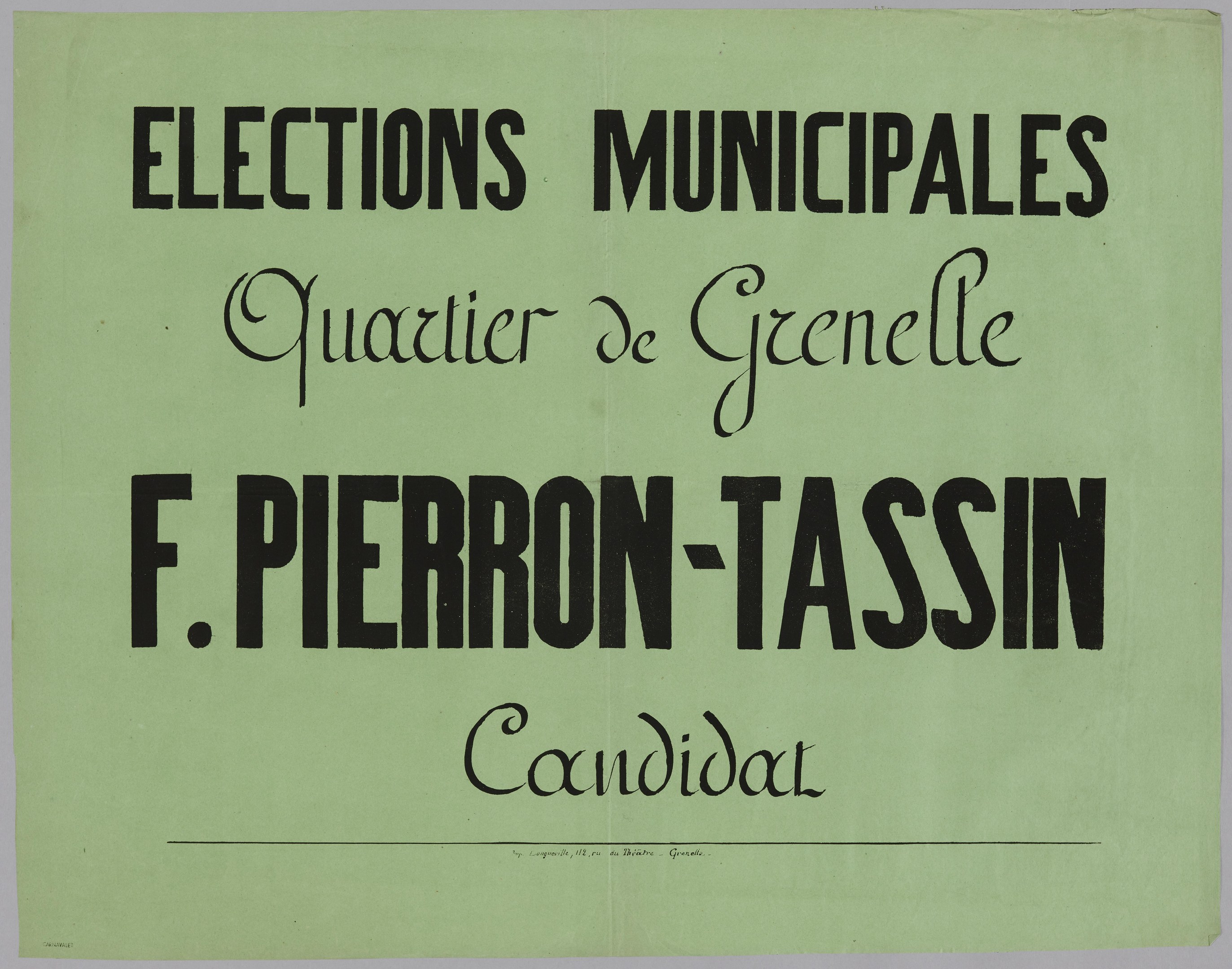 Ein grünes Plakat mit weißer Schrift, auf dem "Elections Municipales Quartier de Grenelle F. Pierron-Tassin Candidat" steht, vor einem weißen Hintergrund.