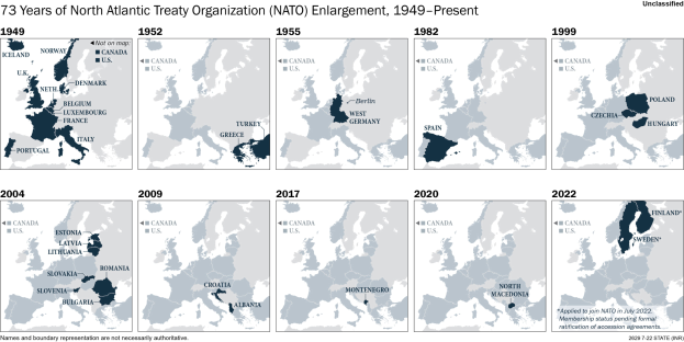 Eine Karte, die die 73-jährige Erweiterung der Nordatlantikvertragsorganisation (NATO) von 1949 bis heute zeigt, wobei die Regionen farblich nach Jahren unterteilt sind und zusätzliche Informationen oben auf der Karte angegeben sind.