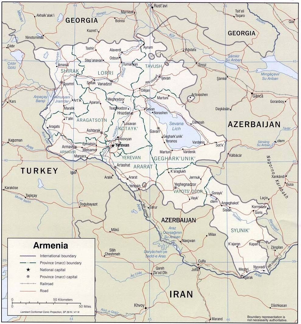 Detailierte Landkarte von Armenien und Aserbaidschan mit Grenzlinien, Städten und geografischen Merkmalen.