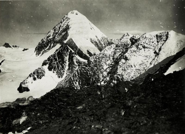 Schwarzes und weißes Foto eines schneebedeckten Berges mit dem Himmel im Hintergrund, beschriftet mit "Mount Everest" unten.