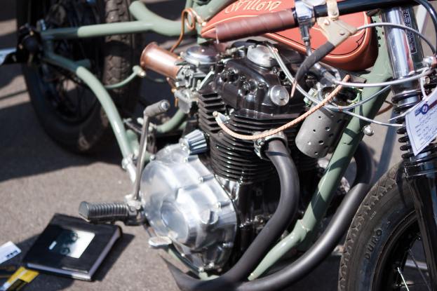 Mehrere Motorräder neben einem Buch auf dem Boden geparkt.