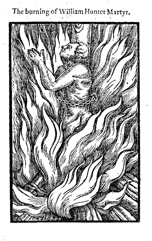Schwarze und weiße Zeichnung einer Person in Flammen mit der Überschrift "Die Verbrennung von William Hunter Märtyrer" darüber, die Verzweiflung mit geschlossenen Augen und gefalteten Händen zeigt.
