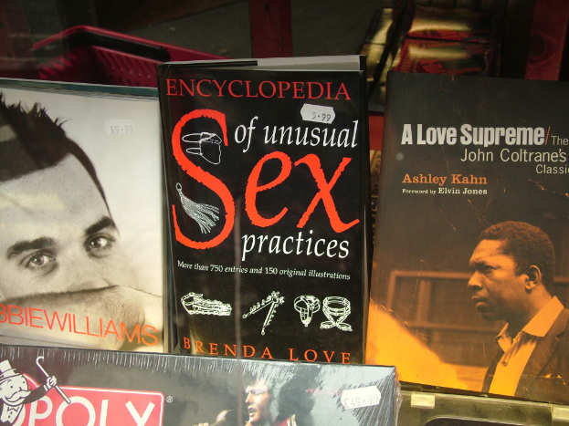 Eine Sammlung von Büchern mit sichtbarem Text und Bildern auf ihren Umschlägen.