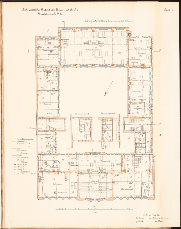 Ein altes Buch mit einer Zeichnung eines Grundrisses eines Gebäudes, das mutmaßlich die Universität Berlin ist, mit einem dunklen Hintergrund.
