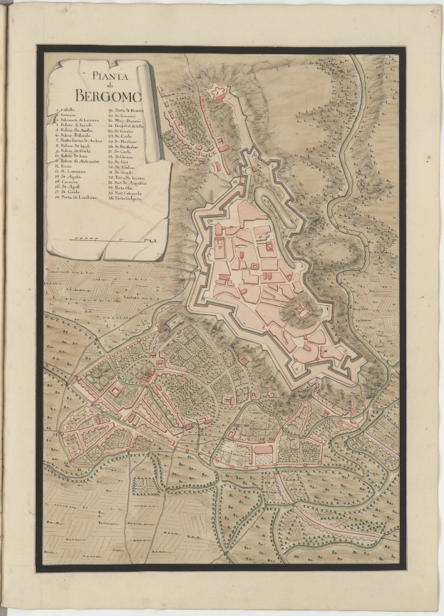 Altes Buch mit einem detaillierten Stadtplan von Bergamo, Italien, der Straßen, Gebäude und Sehenswürdigkeiten zeigt und von einem Text über die Bevölkerung, Geschichte und Kultur der Stadt begleitet wird.