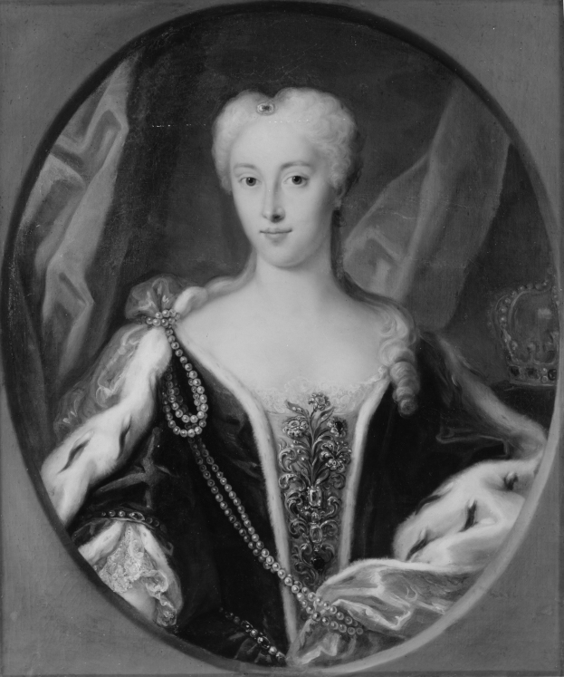 Schwarzes und weißes Porträt einer Frau in einem prunkvollen Kleid mit feinen Details, frisiertem Haar in einem Dutt, zarten Gesichtszügen und einem würdevollen Ausdruck, vermutlich Königin Elizabeth I. von England.