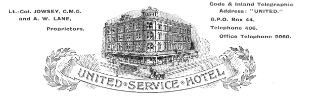 Schwarz-weiß-Zeichnung eines Hotels namens "United Service Hotel" mit einem große Eingang, mehreren Fenstern und fettem Text, umgeben von einem dekorativen Rahmen.